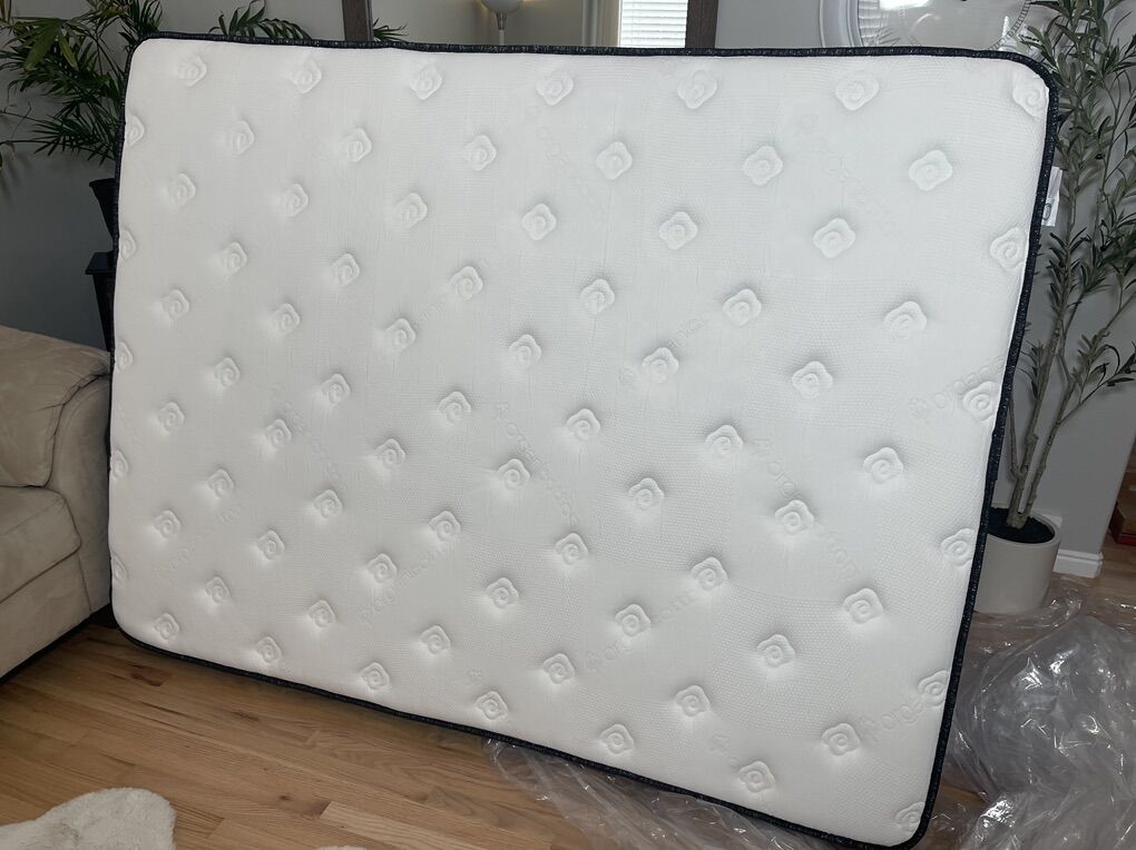 12 Queen Hybrid Mattress - NEW!