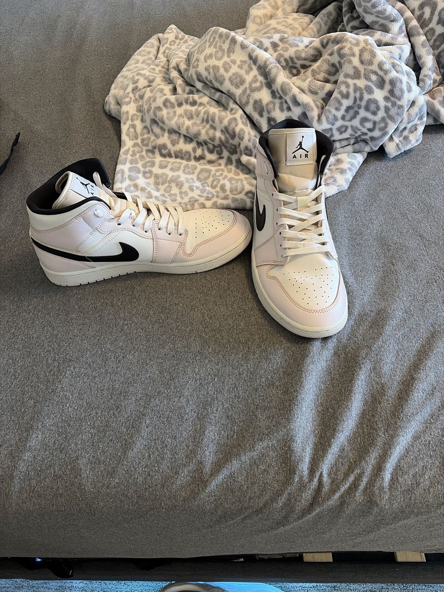 Nike Air Jordan 1 Mid Light Violet White Black BQ6472-500 Size 11.5