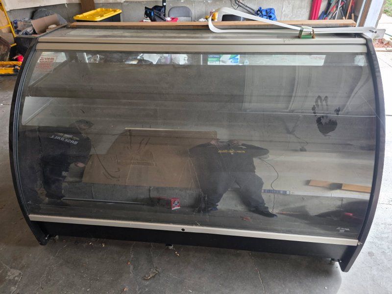 bakery/restaurant display case