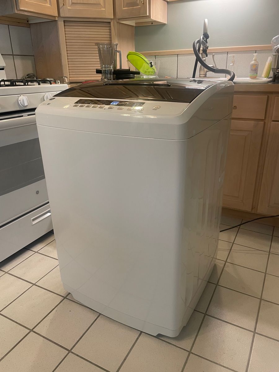 GE 2.8 cu ft Portable Washer - Hooks to Sink – Excellent Condition – Apartment Size