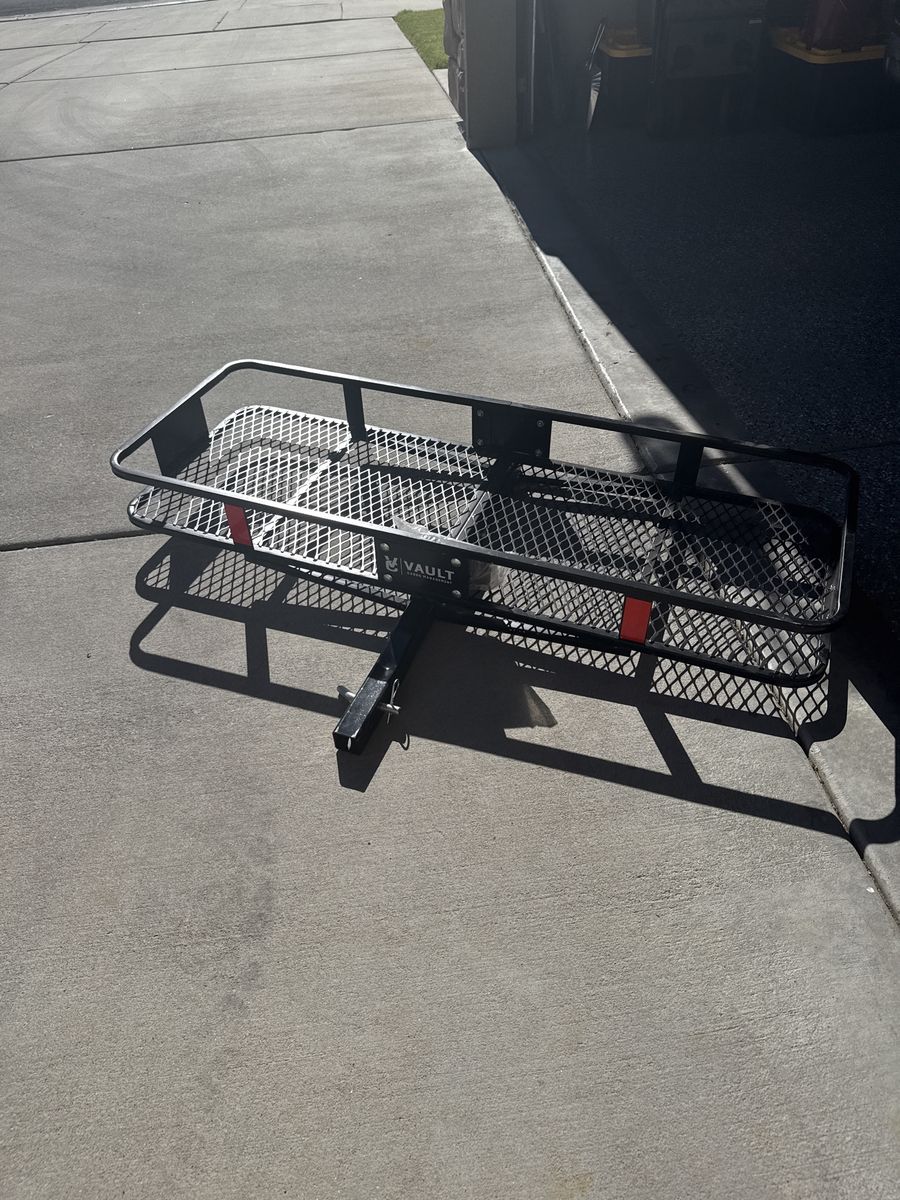 Cargo hitch container
