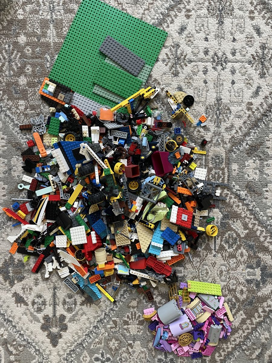 Good size miscellaneous lego lot