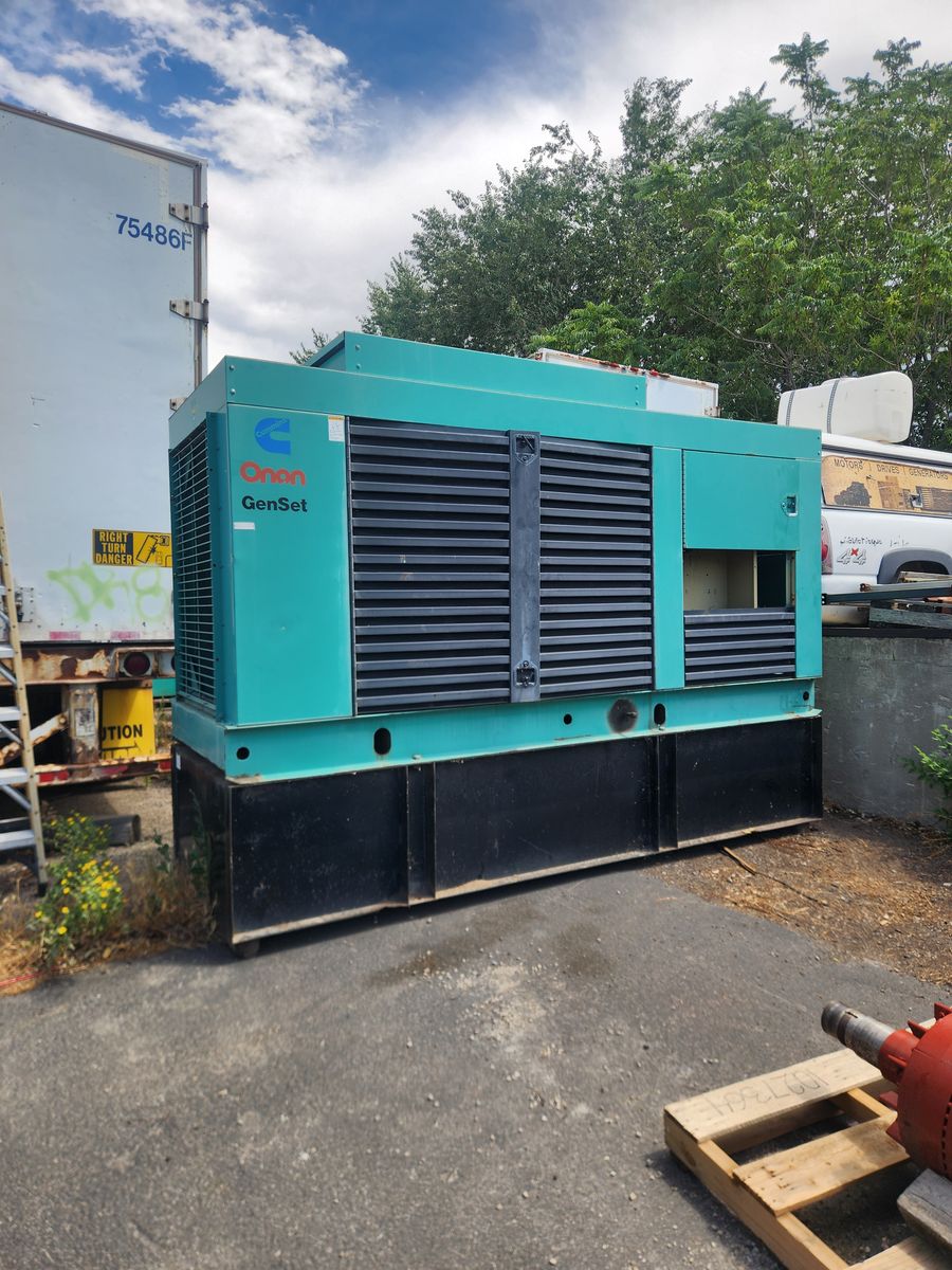 200 kW Cummins/Onan Industrial Generator – 480V 3-Phase – Running