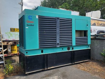 200 kW Cummins/Onan Industrial Generator – 480V 3-Phase – Running