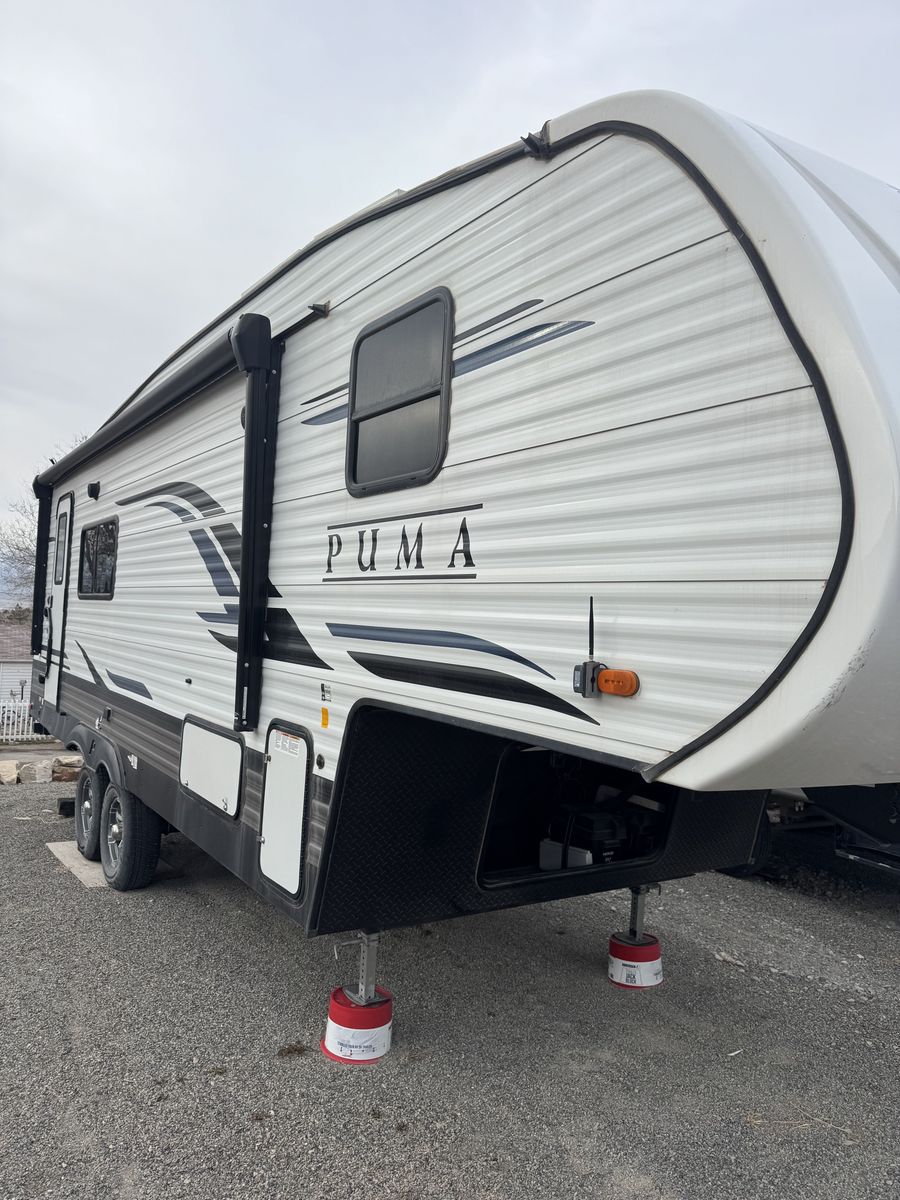 FOR SALE: 2021 Palomino by Forest River Puma 255RKS Fifth Wheel – Like New, Fully Loaded