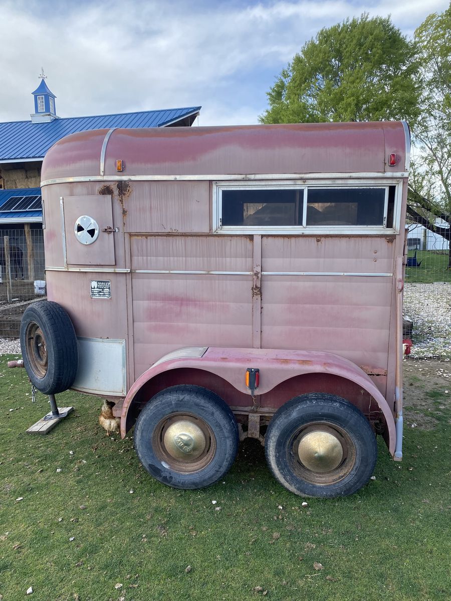 1983 WW 2 Horse Trailer