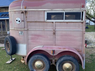 1983 WW 2 Horse Trailer