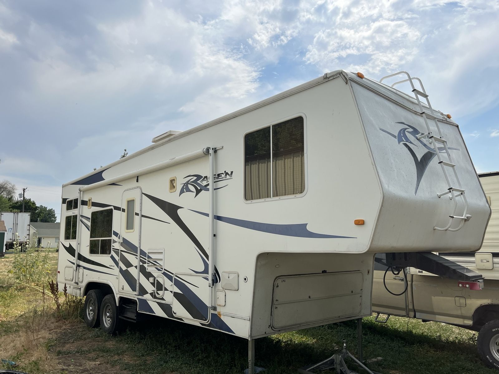 2006 Rage’n fifth wheel toyhauler 30’