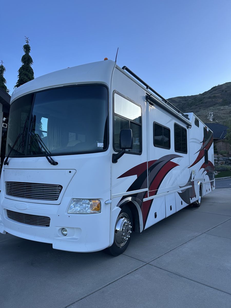 Gulf Stream Freightliner Bounty Hunter Toy Hauler Diesel Pusher