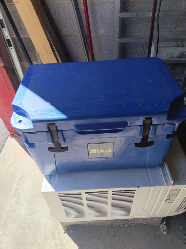Blue 30qrt Seal Tight Insulated Cooler Good Condit