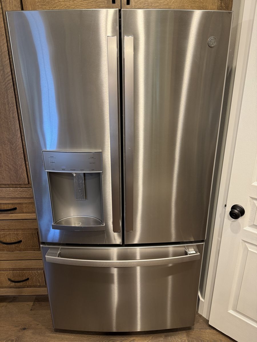 Stainless Steel GE Refrigerator, LG Gas Oven/Range, LG Microwave, Bosch Dishwasher