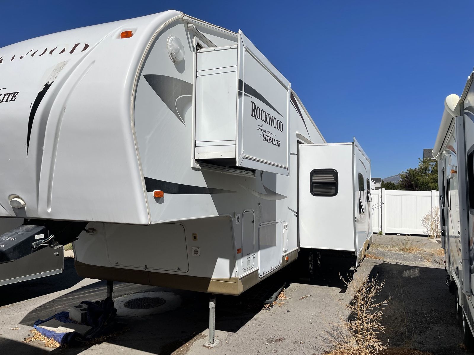 2011 Rockwood by Forest River Signature Ultra Lite M-8288WS