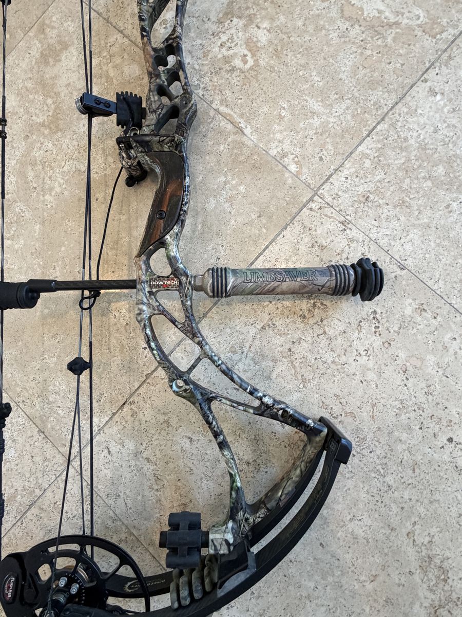 Bowtech Reign 6 compound bow left hand 70lbs