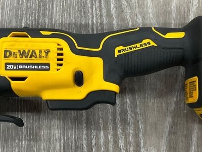 DEWALT BRUSHLESS OSCILLATING MULTI-TOOL W/2 AH BATTERY