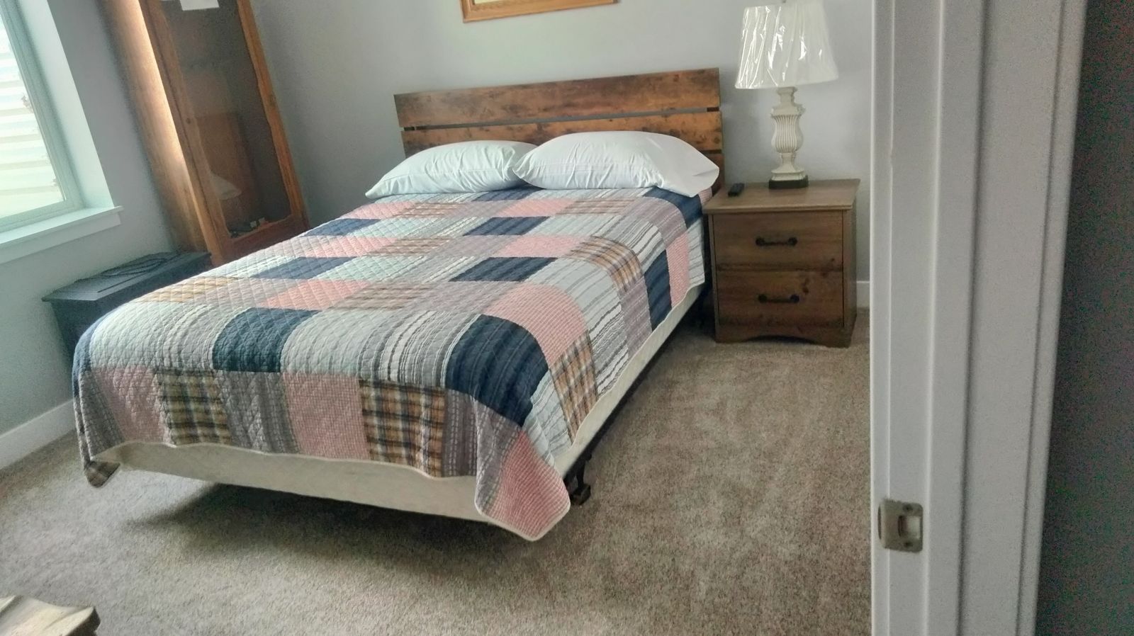 1 Queen size bed with frame and headboard and 1 nightstand.
