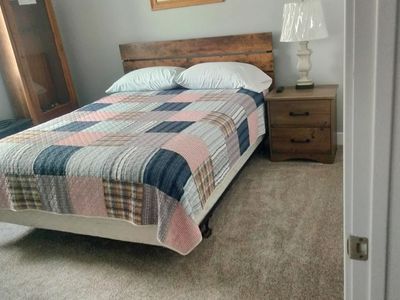 1 Queen size bed with frame and headboard and 1 nightstand.