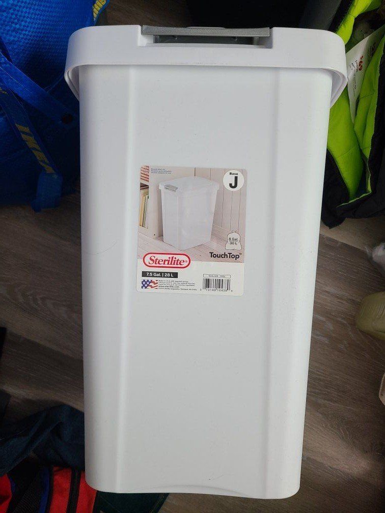 Like New 7.5 gal white trash can with lid