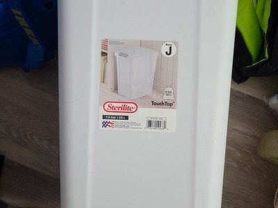 Like New 7.5 gal white trash can with lid