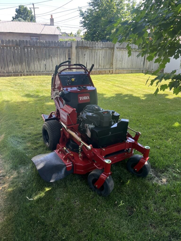 Toro Grandstand 36” (LIKE NEW — Under 10 Hours)