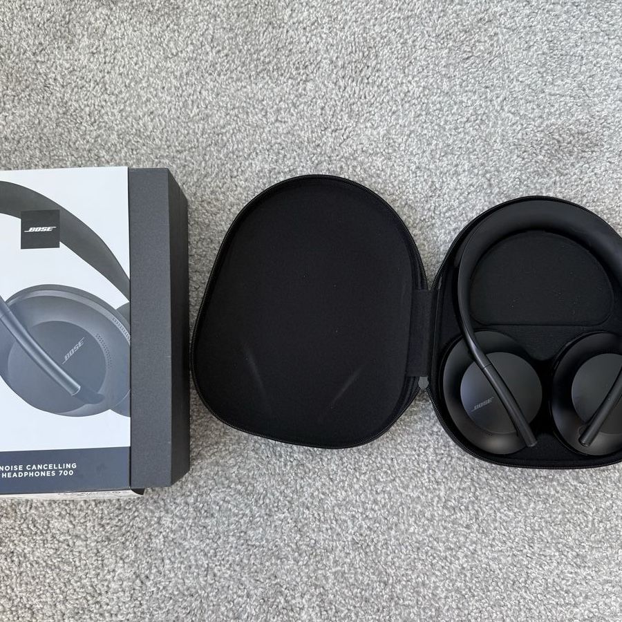 Bose Noise Cancelling Headphones 700 - Black, with Case & Charging Accessories
