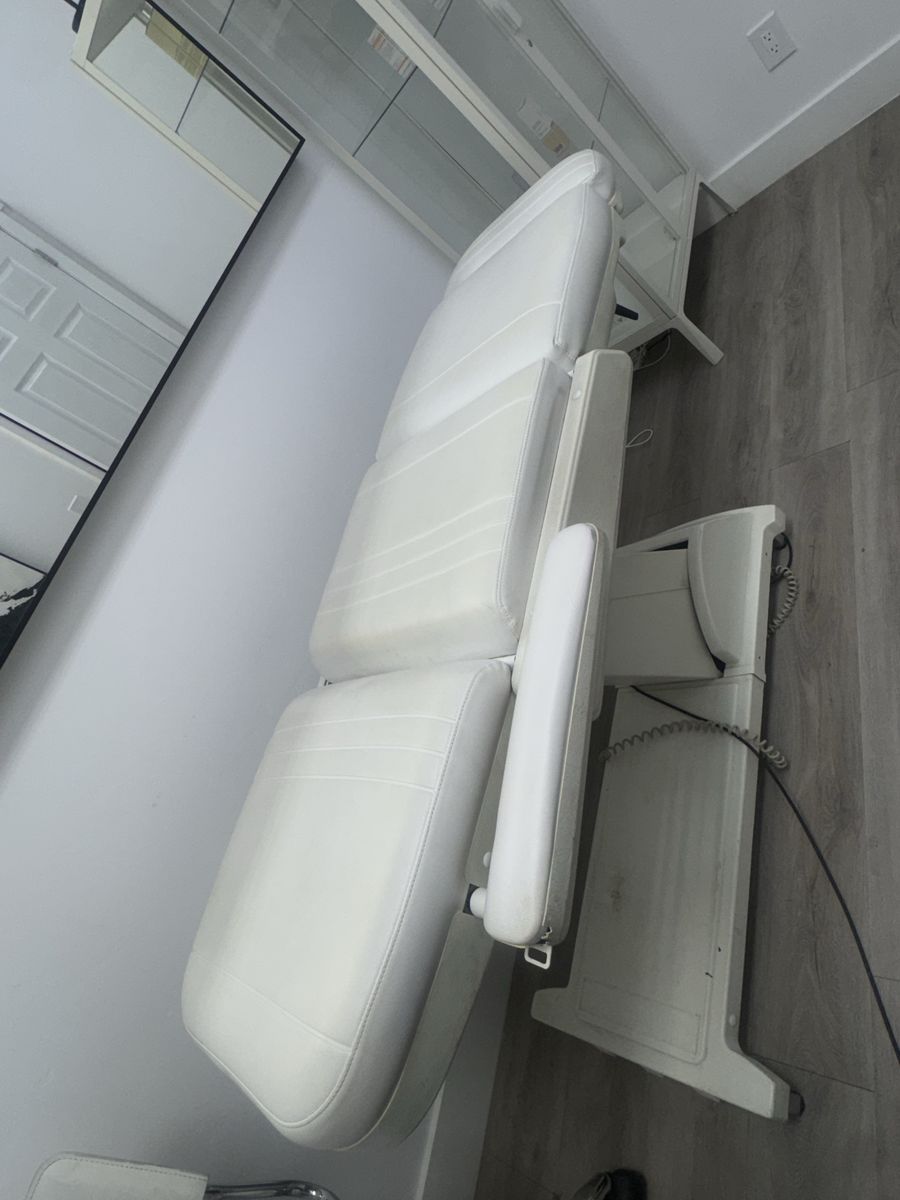 Electric massage table