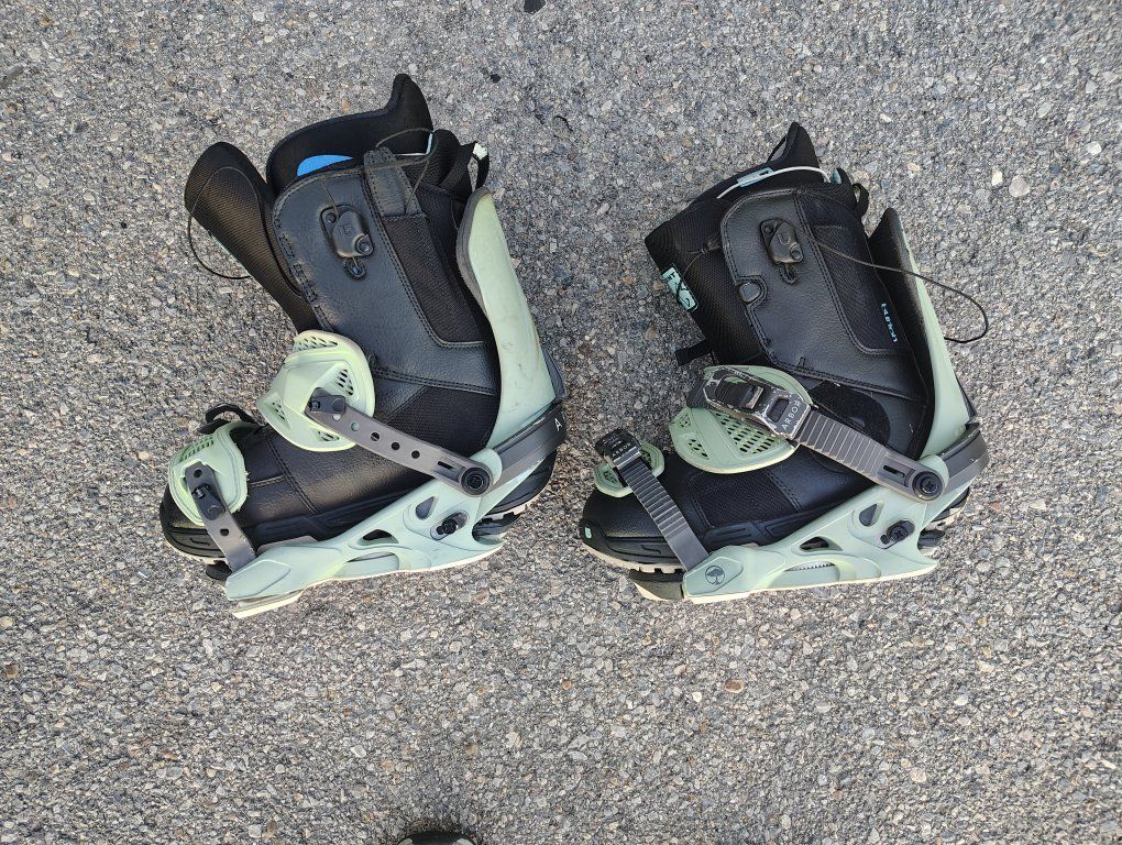 WOMAN'S SNOWBOARD BOOTS AND BINDINGS 7.5