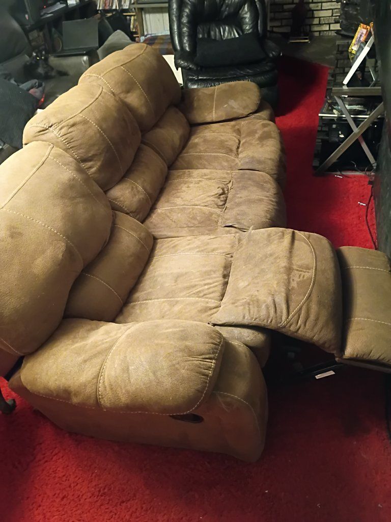 free comfortable Brown Reclining Sofa Couch - Perfect for Relaxing