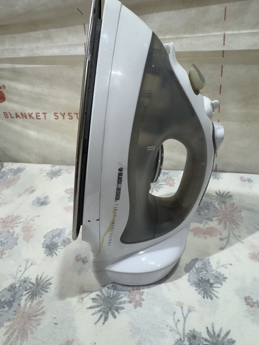 Black & Decker First Impressions Steam Iron - White/Gray