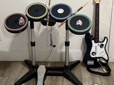 ROCK BAND 4 drum set for XBOX ONE with 1 guitar and 1 game Included