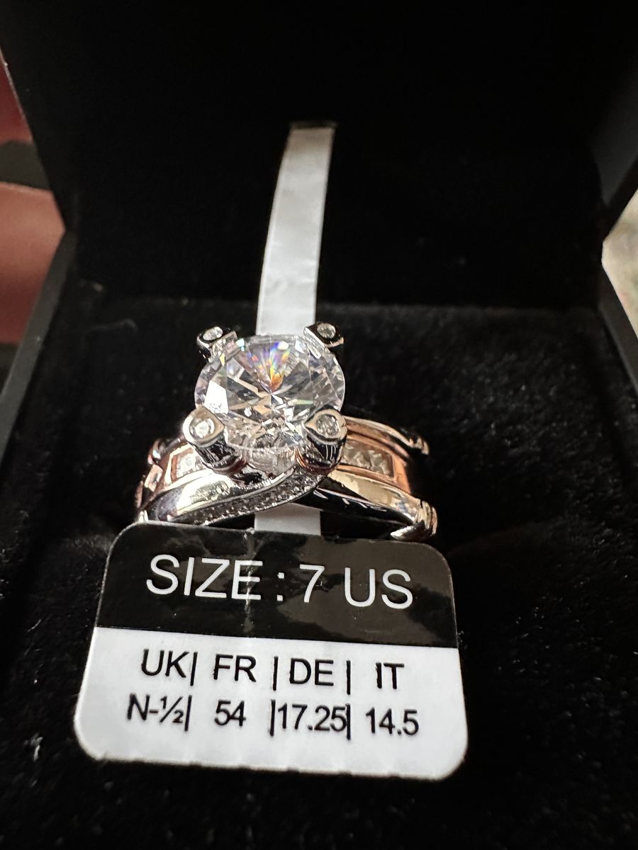 Jeulia bridal/engagement ring set in Size 7