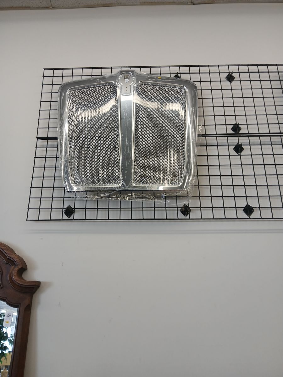 Kenworth T660 chrome truck grill/ bug guard