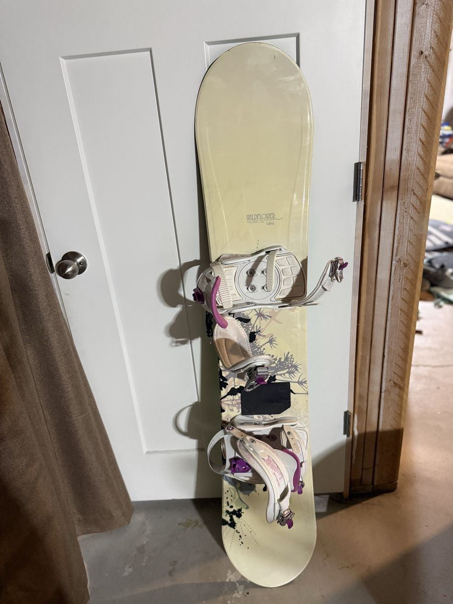 Morrow Wildflower 144cm Snowboard with Avalanche Serenity Bindings & Lamar Boots size 7