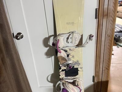 Morrow Wildflower 144cm Snowboard with Avalanche Serenity Bindings & Lamar Boots size 7