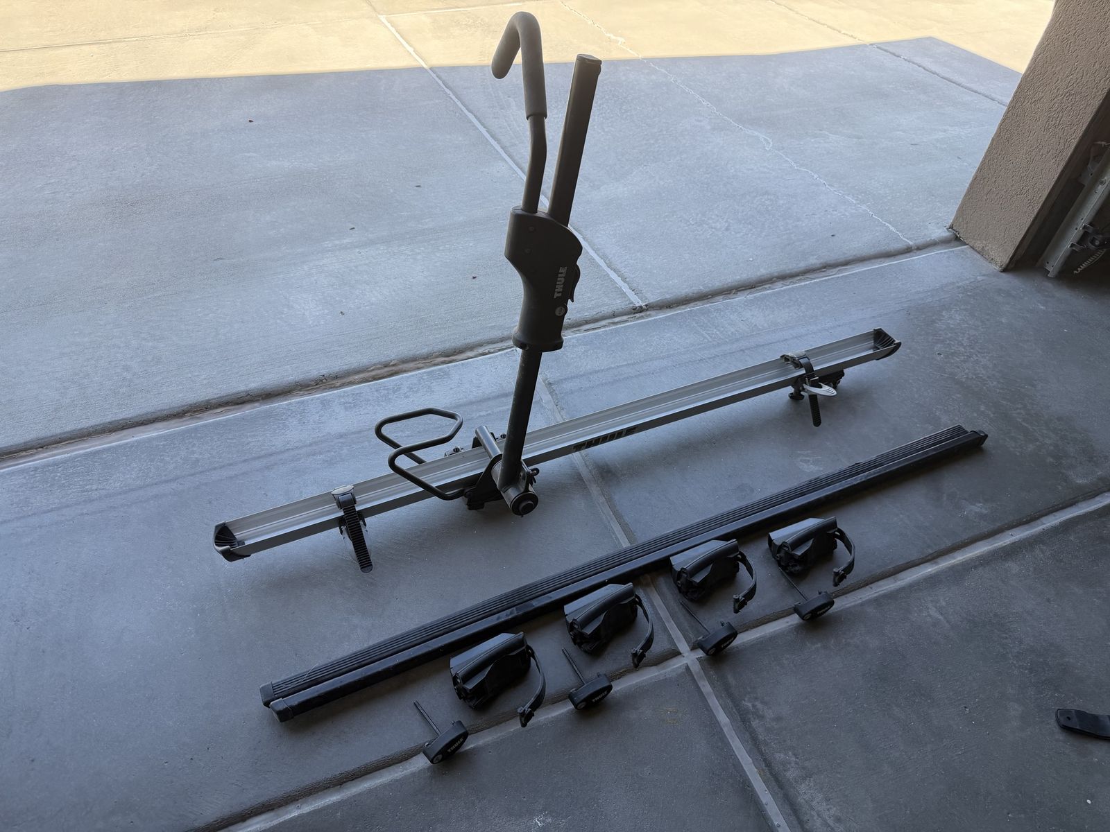 Thule cross bars and single bike rack. Roof mount