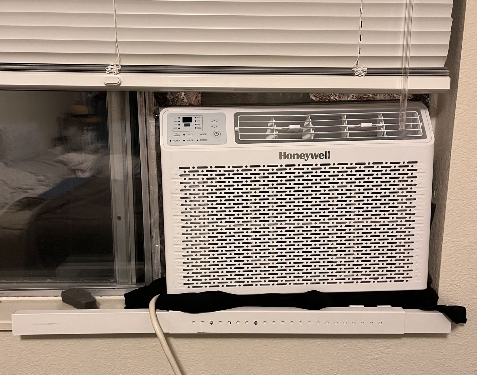 12,000 BTU AC with drill-free support bracket