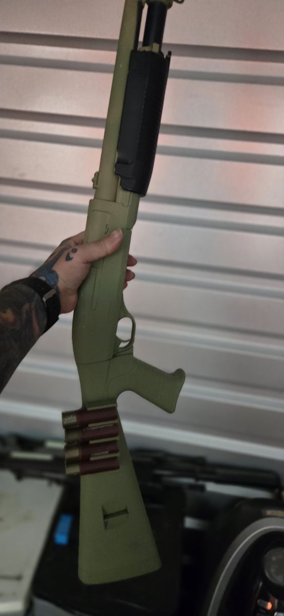 Airsoft shotgun with 4 sells