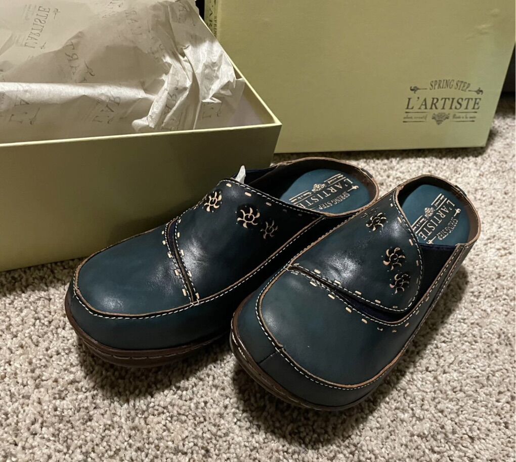 L'Artiste CHINO Clogs Size 37 Euro or 6.5 US