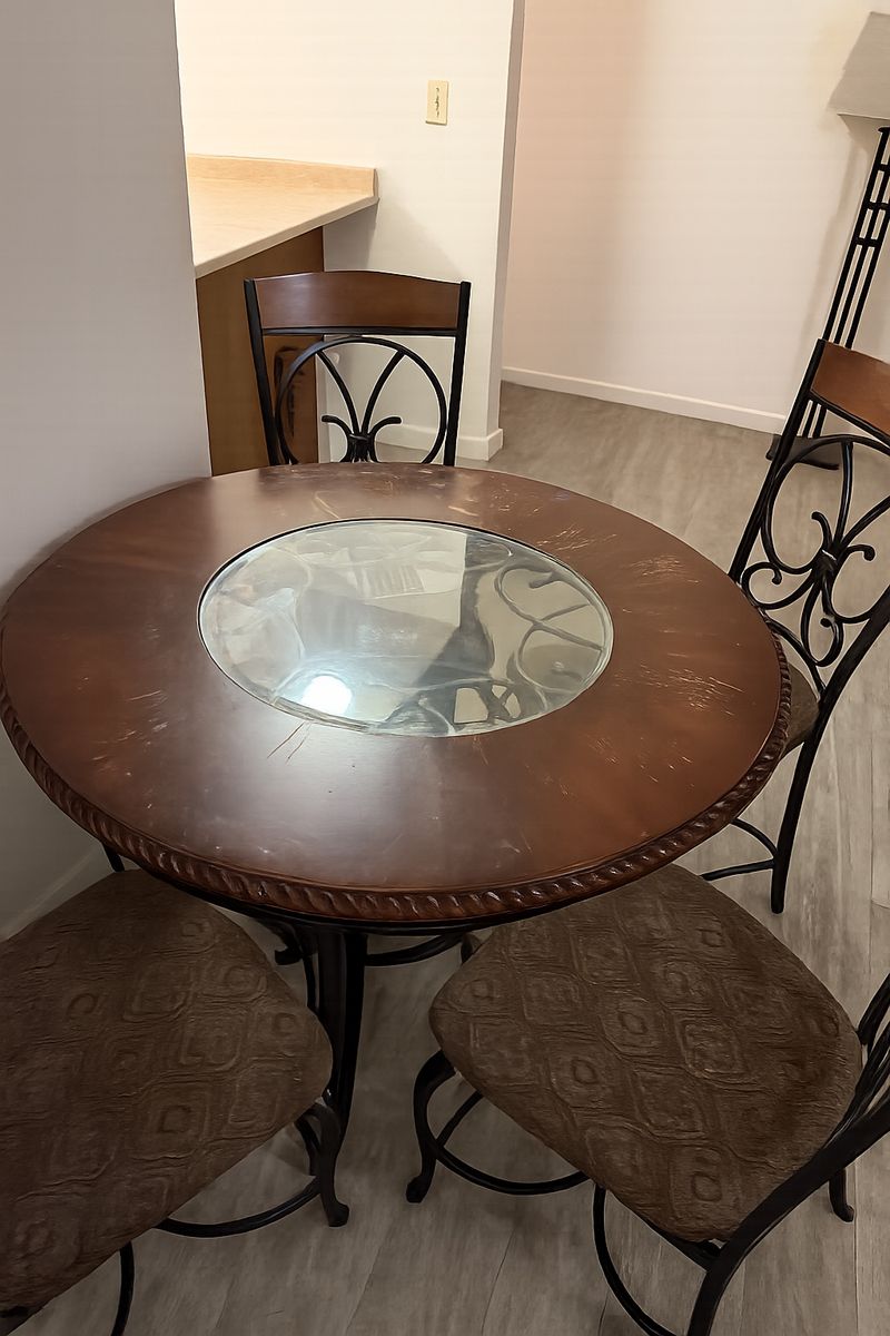 Ashley signature table and 4 chairs
