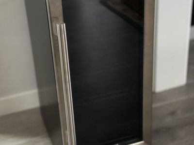 15 inch 96 can, locking mini fridge