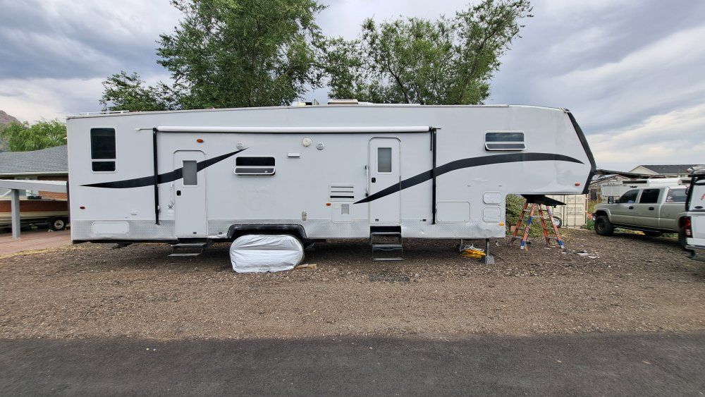 37' 2005 sandpiper toy hauler