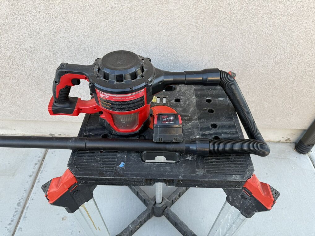 Milwaukee M18 Compact Vacuum with battery