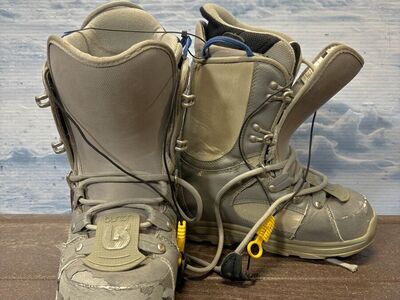 Used Burton Progression 22.5 Lace Up Kids Snowboard Boots (2021)