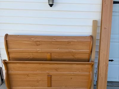 Beautiful queen Bedframe