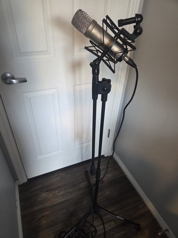 Røde NT1-A Studio Condenser Microphone + Gator Frameworks Tripod Boom Stand Setup
​