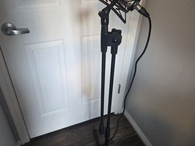 Røde NT1-A Studio Condenser Microphone + Gator Frameworks Tripod Boom Stand Setup
