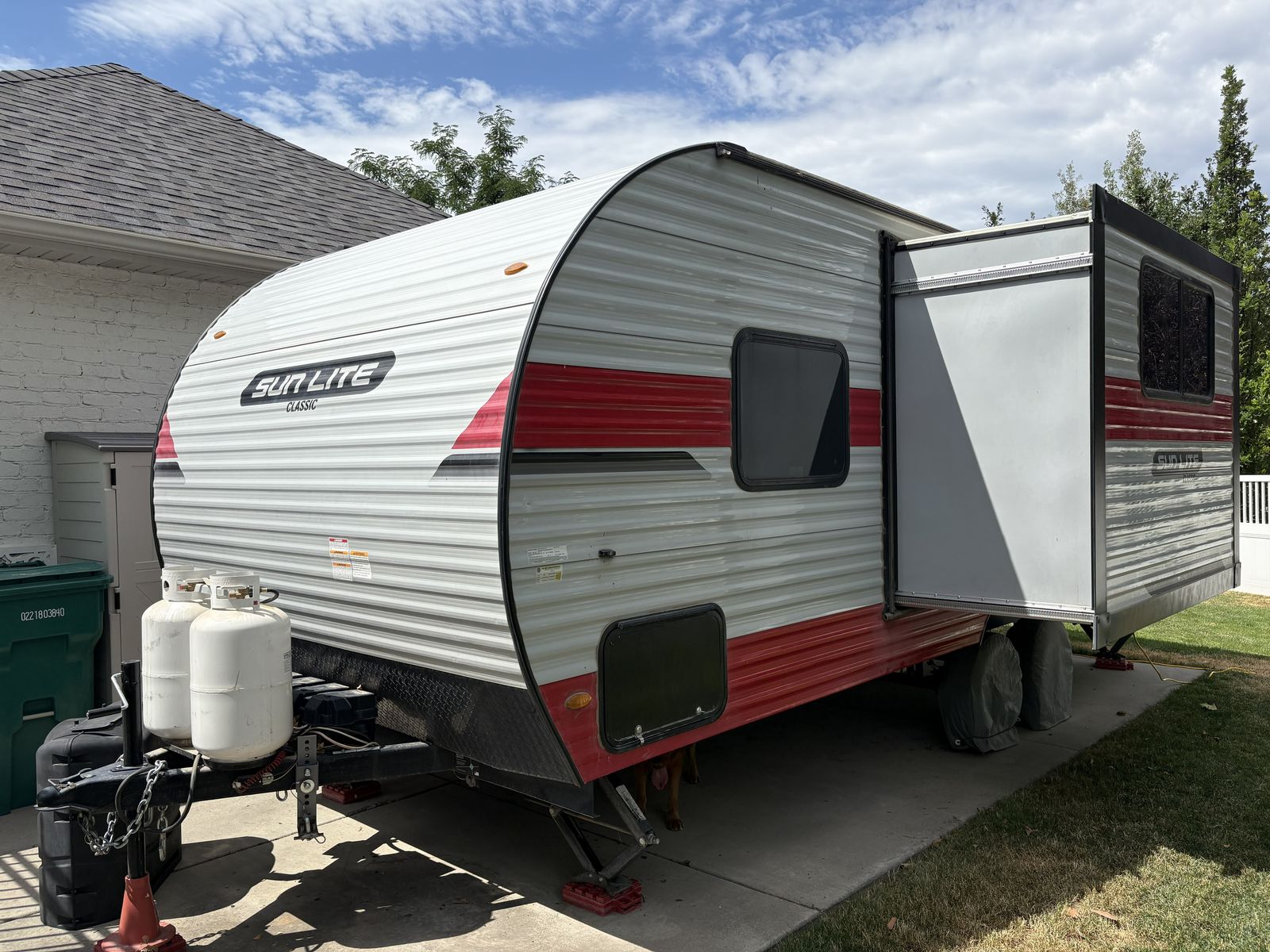 Clean 2021 Sunset Park RV Sun-Lite 23WQBS – Family Bunkhouse with Upgrades & Slide