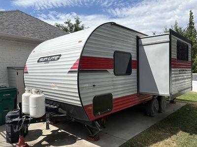 Clean 2021 Sunset Park RV Sun-Lite 23WQBS – Family Bunkhouse with Upgrades & Slide