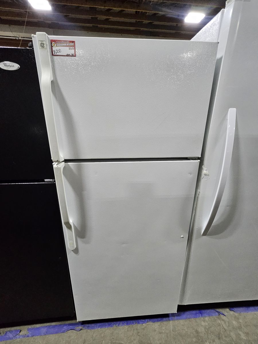 GE Top-Freezer Refrigerator in White