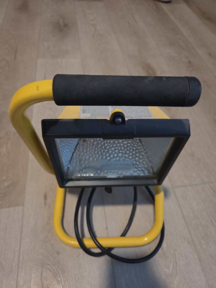 Regent Portable Halogen Work Light with Yellow Metal Stand