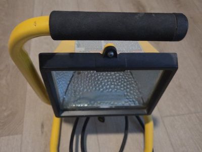 Regent Portable Halogen Work Light with Yellow Metal Stand